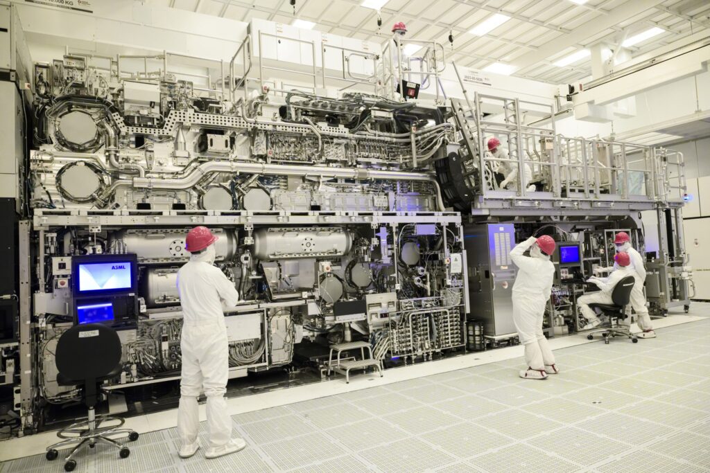 Why China Can’t (Yet) Build Its Own ASML-Level Lithography Machines